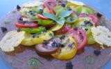 Carpaccio de tomates anciennes au pesto, tapenade et tuiles au parmesan