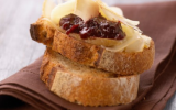 Tartine de fromage de Pur Brebis Pyrénées à la confiture de cerises noires