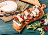 Ces tartines au rôti de porc, fromage fondant et tomates confites vont vous sauver un dîner en 10 minutes