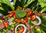 Salade de bœuf à la thaïlandaise traditionnelle