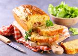 Voici notre recette de l’incontournable cake salé jambon-olive qui met tout le monde d’accord à l’apéro !