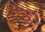 Côte de bœuf marinée aux oignons dorés