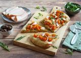 Focaccia garnie aux tranches de blanc de poulet, butternut rôti et roquette