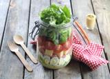 Salade en bocal : la recette parfaite à emporter avec jambon, œufs et fromage, prête en quelques minutes
