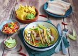 Tacos aux tranches de blanc de poulet, guacamole, tomates et maïs