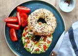 Bagel au poulet et guacamole : la recette fraîche et ultra simple à glisser dans votre panier de pique-nique