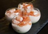 Verrines au saumon et crevettes sur lit d'avocat