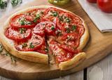 Tarte à la tomate, moutarde et herbes fraîches