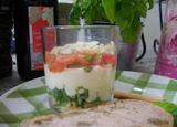 La tomate fait son show italien ou: 'Tiramisu de tomates sur lit de roquette et grissinis'