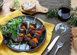 Brochettes de magret de canard du Périgord, abricot et romarin