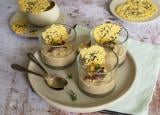 Verrines de velouté de champignons, oignons caramélisés et tuiles au parmesan