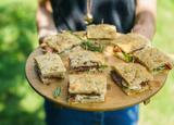 Mini sandwich à la focaccia, mozza, jambon cru, tomates séchées et pousses d’épinard