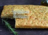 Focaccia sans pétrissage au romarin et focaccia fleurie