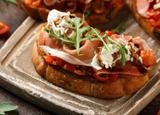 Bruchetta tomate, mozzarella et jambon cru