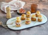 Choux au fromage fouetté et à la chiffonnade de jambon