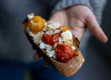 Bruschetta à la burrata et tomates cerises confites