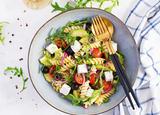 Salade de pâtes à l’avocat, oignons rouges, olives et féta