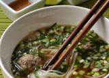 Pho vietnamien : bouillon de bœuf, nouilles de riz, herbes fraîches et boulettes de bœuf