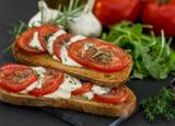 Tartine à la tomate et mozzarella