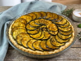 Oubliez les quiches classiques avec cette tatin de courgettes ultra gourmande à la burrata