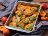 Vos abricots manquent de sucre ? La recette magique au miel et romarin pour les rendre fondants en 15 minutes