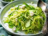 Spaghetti de courgette, concombre, feta et roquette : le plat ultra-frais et 100 % sans cuisson !