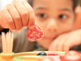 Fromage, viande, saucisson : à partir de quel âge les enfants peuvent-ils vraiment en manger sans risque ?