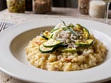 Ce risotto ultra crémeux est la recette parfaite pour écouler les courgettes de votre frigo