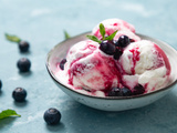 Oubliez la sorbetière : cette recette express de glace au yaourt est le dessert parfait pour l'été