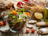 Salade composée : faut-il directement préparer la sauce dans le fond du saladier ?