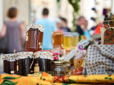 Marchés locaux d’été : comment éviter les pièges et repérer les VRAIS produits de la région ?