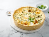 Cette quiche ultra-crémeuse aux courgettes et au fromage est le dîner parfait quand on ne sait pas quoi cuisiner ce soir