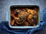 Cuisses de poulet rôties à la méditerranéenne : le plat unique parfait qui cuit tout seul