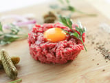“C’est comme ça que je l’aime” : le tartare de boeuf version Stéphanie Le Quellec, vous allez adorer le faire chez vous !
