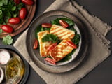 Halloumi : connaissez-vous cette astuce pour le rendre moins salé et plus moelleux ?