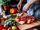 Bois ou plastique pour sa planche à découper ? Ce spécialiste en hygiène nous aide à faire le meilleur choix pour la santé