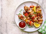 Oubliez les blancs de poulet secs : le secret pour des brochettes ultra-moelleuses cet été