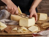 Couteaux à fromage : pourquoi la présence de trous n'est absolument pas un détail esthétique