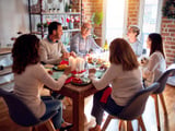 Fin de repas : ce petit geste que vous faites avec votre chaise révèle un trait de caractère caché