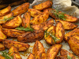 Les cuisiniers sont unanimes : pour obtenir des pommes de terre au four bien dorées, n’ajoutez pas d’huile, mais cet ingrédient