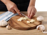 Ail, oignon, : le réflexe tout simple de ce chef pour enlever les odeurs tenaces sur vos mains