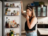 Ce vieux réflexe de grand-mère avec vos pots entamés transforme votre frigo en nid à bactéries