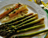 Asperges vertes françaises et coquillages en marinière