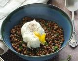 Salade de lentilles aux herbes et aux œufs pochés