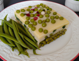 Cake vert au basilic garni de petits pois, haricots verts et surimi