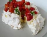 Pavlova aux fraises et huile d'olive 'Tanche' au basilic