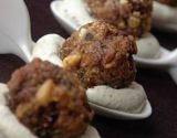 Boulettes d'agneau aux saveurs méditerranéennes sur lit de chantilly au pesto