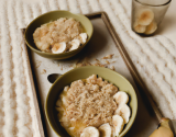 Crème de banane sur son lit de crumble et son sirop de gingembre