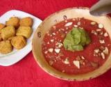 Soupe toute crue de tomates aux fraises, boule de crème d'avocat, éclats d'amandes