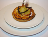 Poire pochée à la vanille Bourbon, en robe de galette aux éclats de Toblerone et sa petite sauce